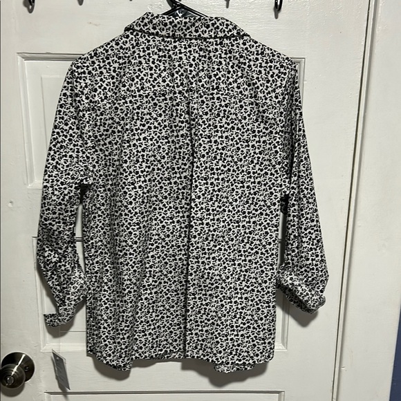 Croft & Barrow Black and White Patterned Button-Up Shirt - Picture 5 of 7